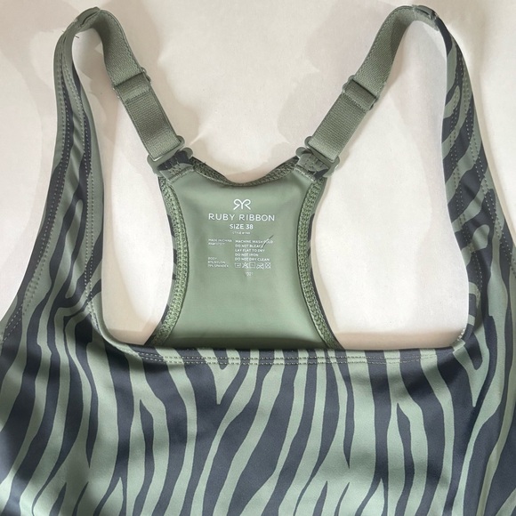 Ruby Ribbon Zebra Print Square Neck Active Tank Top Built-In Shelf Bra Size 38 - Picture 3 of 10